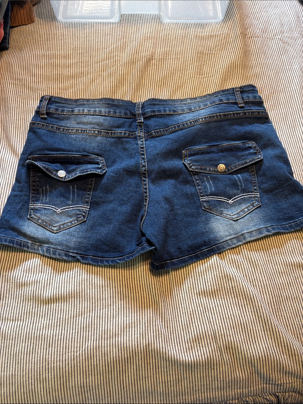 Amazon Women's Dark Wash Denim Pocket Shorts